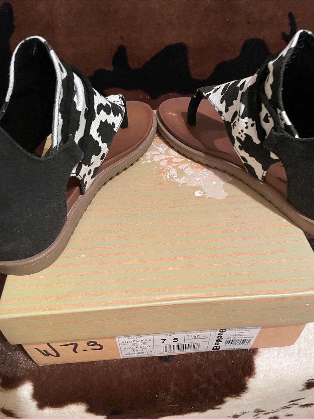 “Very G” Women's Black & White Cow-Print Thong Sandals! - Picture 6 of 7